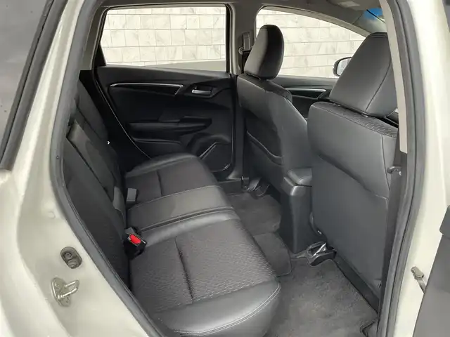 ホンダ フィット ハイブリット Lパッケージ 道北・旭川 2015(平27)年 12.7万km プレミアムホワイトパールⅡ (株)IDOMが運営する【じしゃロン旭川店】の自社ローン対象車両になります。こちらは現金ご利用時の価格です。/自社ローンご希望の方は別途その旨お申付け下さい。/　/・純正ナビ(CD/DVD/フルセグ)/・バックカメラ/・ETC/・レーダーブレーキ/・クルーズコントロール/・ステアリングリモコン/・電動格納ウィンカーミラー/・ミラーヒーター/・プッシュスタート/・スマートキー1個/・オートライト/・現車装着サマータイヤ 社外AW185/60R15