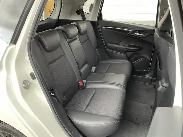 ホンダ フィット ハイブリット Lパッケージ 道北・旭川 2015(平27)年 12.7万km プレミアムホワイトパールⅡ (株)IDOMが運営する【じしゃロン旭川店】の自社ローン対象車両になります。こちらは現金ご利用時の価格です。/自社ローンご希望の方は別途その旨お申付け下さい。/　/・純正ナビ(CD/DVD/フルセグ)/・バックカメラ/・ETC/・レーダーブレーキ/・クルーズコントロール/・ステアリングリモコン/・電動格納ウィンカーミラー/・ミラーヒーター/・プッシュスタート/・スマートキー1個/・オートライト/・現車装着サマータイヤ 社外AW185/60R15