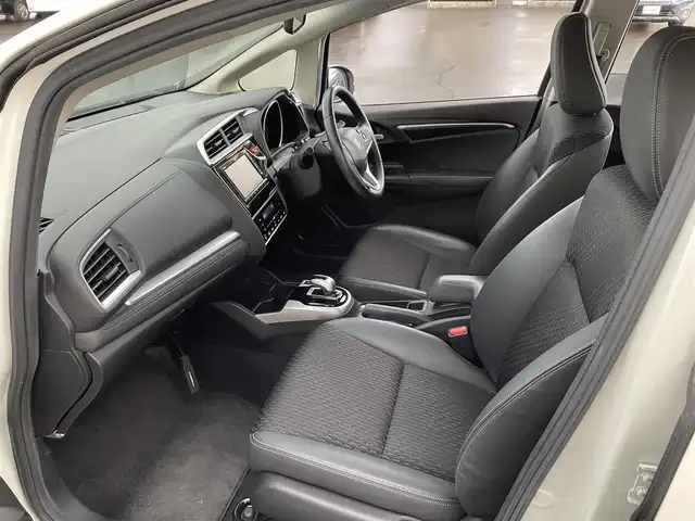 ホンダ フィット ハイブリット Lパッケージ 道北・旭川 2015(平27)年 12.7万km プレミアムホワイトパールⅡ (株)IDOMが運営する【じしゃロン旭川店】の自社ローン対象車両になります。こちらは現金ご利用時の価格です。/自社ローンご希望の方は別途その旨お申付け下さい。/　/・純正ナビ(CD/DVD/フルセグ)/・バックカメラ/・ETC/・レーダーブレーキ/・クルーズコントロール/・ステアリングリモコン/・電動格納ウィンカーミラー/・ミラーヒーター/・プッシュスタート/・スマートキー1個/・オートライト/・現車装着サマータイヤ 社外AW185/60R15