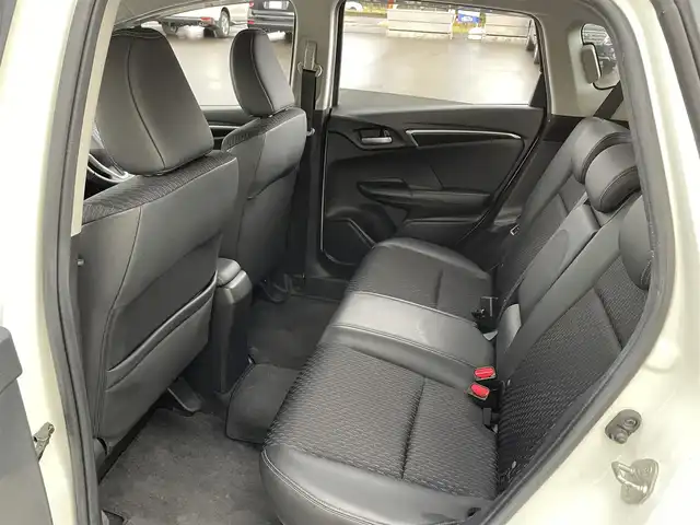 ホンダ フィット ハイブリット Lパッケージ 道北・旭川 2015(平27)年 12.7万km プレミアムホワイトパールⅡ (株)IDOMが運営する【じしゃロン旭川店】の自社ローン対象車両になります。こちらは現金ご利用時の価格です。/自社ローンご希望の方は別途その旨お申付け下さい。/　/・純正ナビ(CD/DVD/フルセグ)/・バックカメラ/・ETC/・レーダーブレーキ/・クルーズコントロール/・ステアリングリモコン/・電動格納ウィンカーミラー/・ミラーヒーター/・プッシュスタート/・スマートキー1個/・オートライト/・現車装着サマータイヤ 社外AW185/60R15