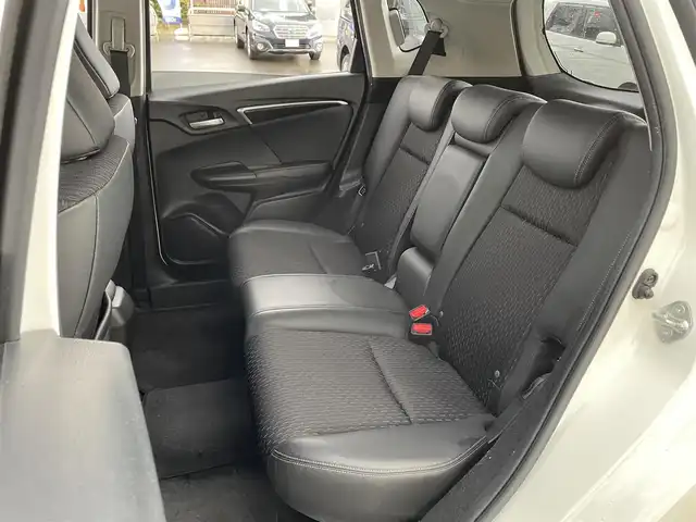 ホンダ フィット ハイブリット Lパッケージ 道北・旭川 2015(平27)年 12.7万km プレミアムホワイトパールⅡ (株)IDOMが運営する【じしゃロン旭川店】の自社ローン対象車両になります。こちらは現金ご利用時の価格です。/自社ローンご希望の方は別途その旨お申付け下さい。/　/・純正ナビ(CD/DVD/フルセグ)/・バックカメラ/・ETC/・レーダーブレーキ/・クルーズコントロール/・ステアリングリモコン/・電動格納ウィンカーミラー/・ミラーヒーター/・プッシュスタート/・スマートキー1個/・オートライト/・現車装着サマータイヤ 社外AW185/60R15