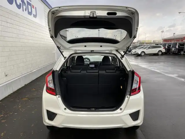 ホンダ フィット ハイブリット Lパッケージ 道北・旭川 2015(平27)年 12.7万km プレミアムホワイトパールⅡ (株)IDOMが運営する【じしゃロン旭川店】の自社ローン対象車両になります。こちらは現金ご利用時の価格です。/自社ローンご希望の方は別途その旨お申付け下さい。/　/・純正ナビ(CD/DVD/フルセグ)/・バックカメラ/・ETC/・レーダーブレーキ/・クルーズコントロール/・ステアリングリモコン/・電動格納ウィンカーミラー/・ミラーヒーター/・プッシュスタート/・スマートキー1個/・オートライト/・現車装着サマータイヤ 社外AW185/60R15