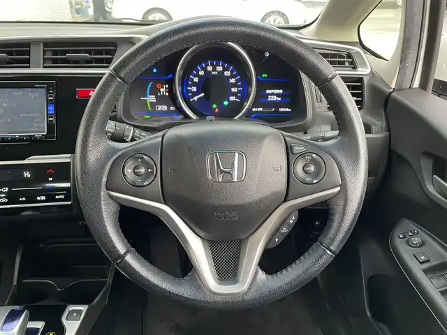 ホンダ フィット ハイブリット Lパッケージ 道北・旭川 2015(平27)年 12.7万km プレミアムホワイトパールⅡ (株)IDOMが運営する【じしゃロン旭川店】の自社ローン対象車両になります。こちらは現金ご利用時の価格です。/自社ローンご希望の方は別途その旨お申付け下さい。/　/・純正ナビ(CD/DVD/フルセグ)/・バックカメラ/・ETC/・レーダーブレーキ/・クルーズコントロール/・ステアリングリモコン/・電動格納ウィンカーミラー/・ミラーヒーター/・プッシュスタート/・スマートキー1個/・オートライト/・現車装着サマータイヤ 社外AW185/60R15