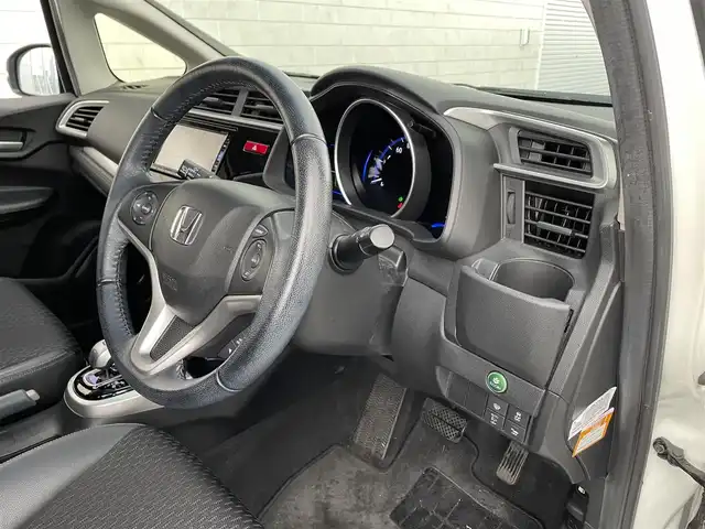 ホンダ フィット ハイブリット Lパッケージ 道北・旭川 2015(平27)年 12.7万km プレミアムホワイトパールⅡ (株)IDOMが運営する【じしゃロン旭川店】の自社ローン対象車両になります。こちらは現金ご利用時の価格です。/自社ローンご希望の方は別途その旨お申付け下さい。/　/・純正ナビ(CD/DVD/フルセグ)/・バックカメラ/・ETC/・レーダーブレーキ/・クルーズコントロール/・ステアリングリモコン/・電動格納ウィンカーミラー/・ミラーヒーター/・プッシュスタート/・スマートキー1個/・オートライト/・現車装着サマータイヤ 社外AW185/60R15