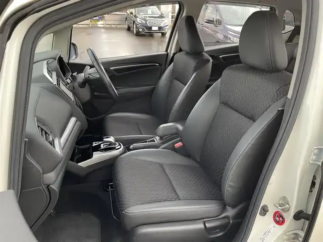 ホンダ フィット ハイブリット Lパッケージ 道北・旭川 2015(平27)年 12.7万km プレミアムホワイトパールⅡ (株)IDOMが運営する【じしゃロン旭川店】の自社ローン対象車両になります。こちらは現金ご利用時の価格です。/自社ローンご希望の方は別途その旨お申付け下さい。/　/・純正ナビ(CD/DVD/フルセグ)/・バックカメラ/・ETC/・レーダーブレーキ/・クルーズコントロール/・ステアリングリモコン/・電動格納ウィンカーミラー/・ミラーヒーター/・プッシュスタート/・スマートキー1個/・オートライト/・現車装着サマータイヤ 社外AW185/60R15