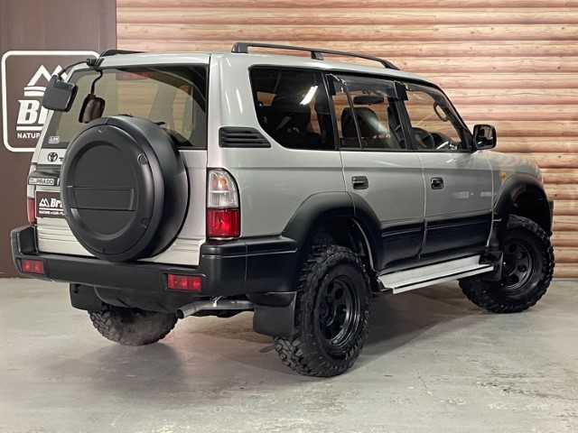 トヨタ ランドクルーザー プラド TX ワイド 千葉県 2000(平12)年 7.8万km シルバーM/シルバーM AIS検査済み/【2410006203】/4WD(フル）/ルーフレール/フロントフォグランプ/純正フロアマット/純正サンルーフ/3列シート（8人乗り）/キーレス/パワーウィンドウ/ETC(通常）/パワステ/AAC/盗難防止装置/ABS/ヘッドレスト/16AW  ミッキートンプソン MT-058（社外）/トーヨー オープンカントリーM/T（社外）/リフトアップ（社外）/TOYOTAロゴグリル（社外）/千鳥シートカバー（社外）/社外パーツ取り付けあり