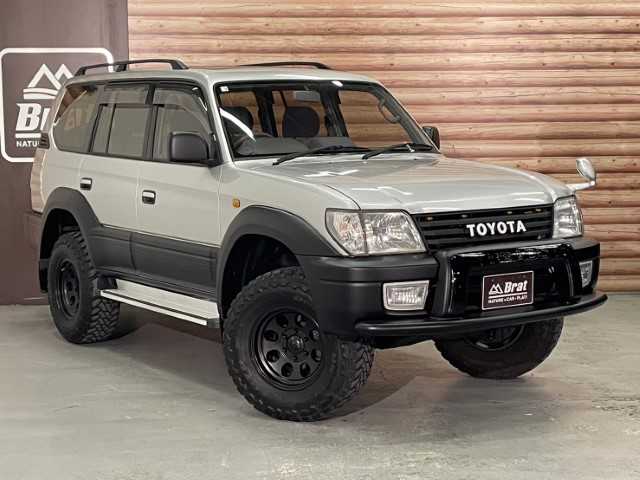 トヨタ ランドクルーザー プラド TX ワイド 千葉県 2000(平12)年 7.8万km シルバーM/シルバーM AIS検査済み/【2410006203】/4WD(フル）/ルーフレール/フロントフォグランプ/純正フロアマット/純正サンルーフ/3列シート（8人乗り）/キーレス/パワーウィンドウ/ETC(通常）/パワステ/AAC/盗難防止装置/ABS/ヘッドレスト/16AW  ミッキートンプソン MT-058（社外）/トーヨー オープンカントリーM/T（社外）/リフトアップ（社外）/TOYOTAロゴグリル（社外）/千鳥シートカバー（社外）/社外パーツ取り付けあり