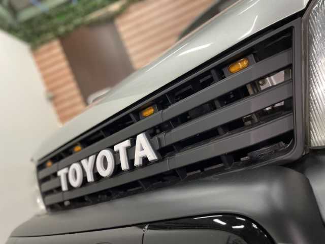 トヨタ ランドクルーザー プラド TX ワイド 千葉県 2000(平12)年 7.8万km シルバーM/シルバーM AIS検査済み/【2410006203】/4WD(フル）/ルーフレール/フロントフォグランプ/純正フロアマット/純正サンルーフ/3列シート（8人乗り）/キーレス/パワーウィンドウ/ETC(通常）/パワステ/AAC/盗難防止装置/ABS/ヘッドレスト/16AW  ミッキートンプソン MT-058（社外）/トーヨー オープンカントリーM/T（社外）/リフトアップ（社外）/TOYOTAロゴグリル（社外）/千鳥シートカバー（社外）/社外パーツ取り付けあり