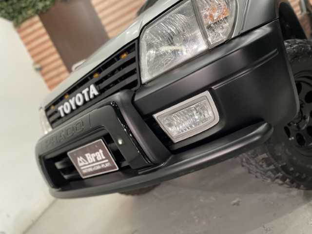 トヨタ ランドクルーザー プラド TX ワイド 千葉県 2000(平12)年 7.8万km シルバーM/シルバーM AIS検査済み/【2410006203】/4WD(フル）/ルーフレール/フロントフォグランプ/純正フロアマット/純正サンルーフ/3列シート（8人乗り）/キーレス/パワーウィンドウ/ETC(通常）/パワステ/AAC/盗難防止装置/ABS/ヘッドレスト/16AW  ミッキートンプソン MT-058（社外）/トーヨー オープンカントリーM/T（社外）/リフトアップ（社外）/TOYOTAロゴグリル（社外）/千鳥シートカバー（社外）/社外パーツ取り付けあり