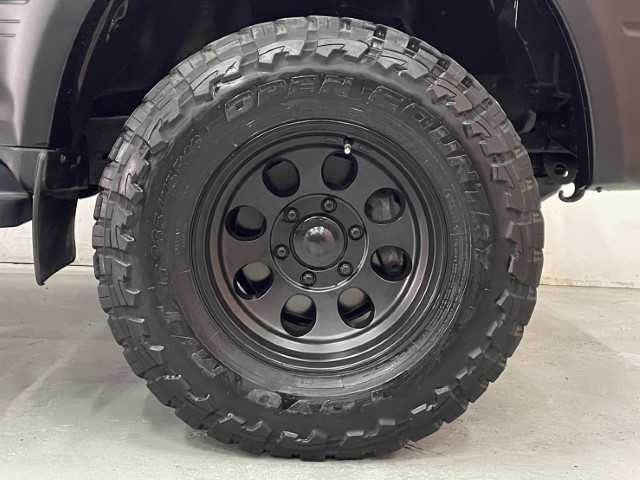 トヨタ ランドクルーザー プラド TX ワイド 千葉県 2000(平12)年 7.8万km シルバーM/シルバーM AIS検査済み/【2410006203】/4WD(フル）/ルーフレール/フロントフォグランプ/純正フロアマット/純正サンルーフ/3列シート（8人乗り）/キーレス/パワーウィンドウ/ETC(通常）/パワステ/AAC/盗難防止装置/ABS/ヘッドレスト/16AW  ミッキートンプソン MT-058（社外）/トーヨー オープンカントリーM/T（社外）/リフトアップ（社外）/TOYOTAロゴグリル（社外）/千鳥シートカバー（社外）/社外パーツ取り付けあり