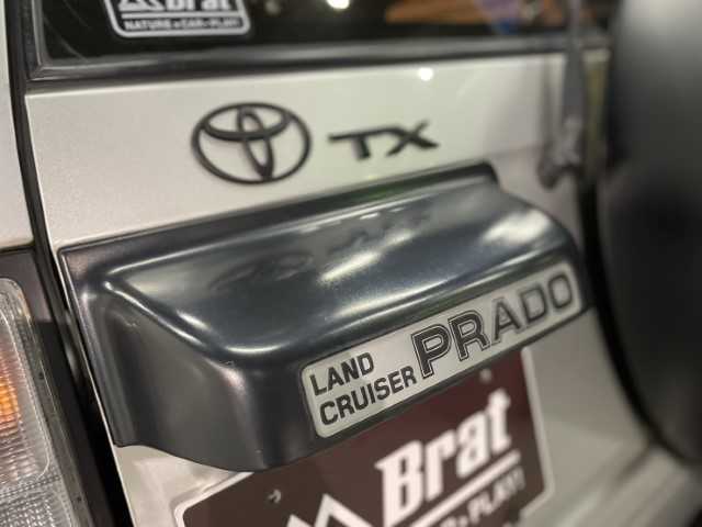 トヨタ ランドクルーザー プラド TX ワイド 千葉県 2000(平12)年 7.8万km シルバーM/シルバーM AIS検査済み/【2410006203】/4WD(フル）/ルーフレール/フロントフォグランプ/純正フロアマット/純正サンルーフ/3列シート（8人乗り）/キーレス/パワーウィンドウ/ETC(通常）/パワステ/AAC/盗難防止装置/ABS/ヘッドレスト/16AW  ミッキートンプソン MT-058（社外）/トーヨー オープンカントリーM/T（社外）/リフトアップ（社外）/TOYOTAロゴグリル（社外）/千鳥シートカバー（社外）/社外パーツ取り付けあり