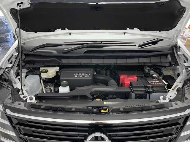 日産 セレナ e－4ORCE ハイウェイスターV 長野県 2025(令7)年 0.1千km プリズムホワイト 4WD/純正ナビ(AM/FM/BT/USB)/全方位カメラ(フロント、サイド、バック)/フルセグTV/ビルトインETC2.0/プロパイロット/インテリジェントクルーズコントロール/パーキングアシスト/レーンキープアシスト/衝突軽減装置/盗難防止装置/両側パワースライドドア/標識検知支援/オートブレーキホールド/デジタルインナーミラー/置くだけ充電/前席シートヒーター/ハンドルヒーター/オートライト/オートマチックハイビーム/LEDヘッドライト/スペアキー1本