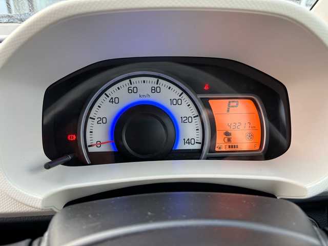 スズキ アルト X 福岡県 2015(平27)年 4.4万km シルキーシルバーメタリック オーディオ/（AM/FM/CD/AUX）/横滑り防止/衝突軽減/アイドリングストップ/ヒートシーター（運転席）/純正アルミホイール/電格ミラー/プッシュスタート/スペアキー×1/保証書