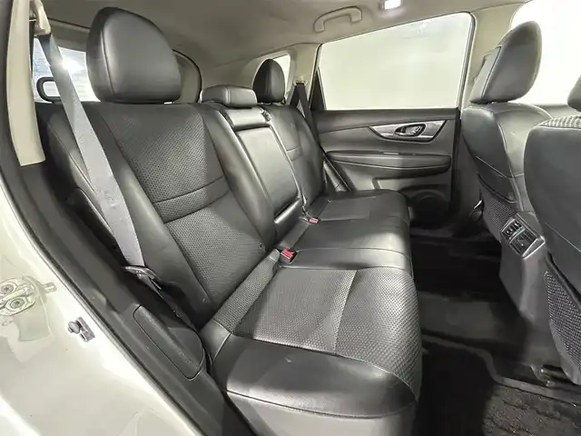 日産 エクストレイル 20X エマージェンシーブレーキ 佐賀県 2015(平27)年 8.6万km ブリリアントホワイトパール 純正7インチSDナビ/フルセグTV/CD/DVD/Bluetooth/サンルーフ/全方位バックカメラ/クルーズコントロール/ダウンヒルアシストコントロール/オートライト/パーキングアシスト/ビルトインETC/合皮シート/運転席・助手席シートヒーター/純正17インチアルミホイール/スマートキー/プッシュスタート