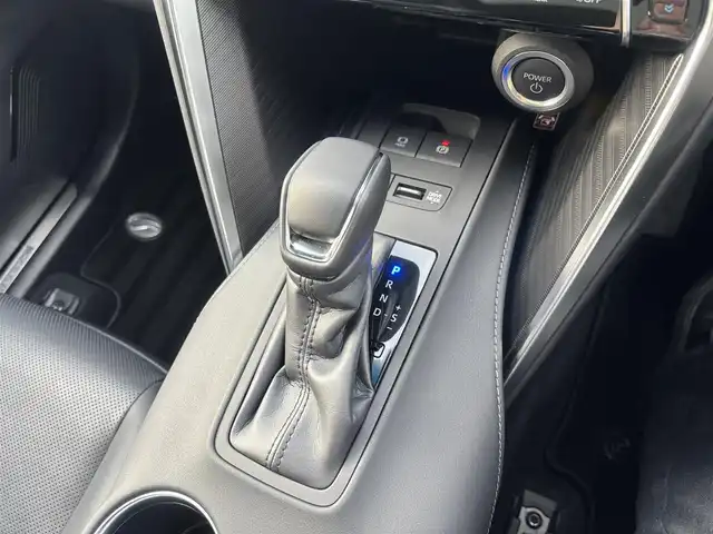 トヨタ ハリアー ハイブリッド Z レザーパッケージ 千葉県 2025(令7)年 0.2万km ブラック モデリスタエアロ(F/S/R)/調光パノラマルーフ/純正メーカーOP12.3インチディスプレイオーディオ/ナビキットあり/JBLプレミアムサウンドシステム/(フルセグTV/BT/FM/AM)/デジタルインナーミラー/全周囲カメラ/置くだけ充電/HUD/電動リアゲート/トヨタセーフティセンス/・レーンキープアシスト/・プリクラッシュセーフティ/・ハイビームアシスト/・レーダークルーズコントロール/ハーフレザーシート/ビルトインETC2.0/前後ドライブレコーダー/LEDオートヘッドライト/フォグランプ/ウィンカーミラー/電動格納ミラー/純正19インチAW/シートヒーター/エアシート/シートリフター/ステアリングヒーター/プッシュスタート/スマートキー