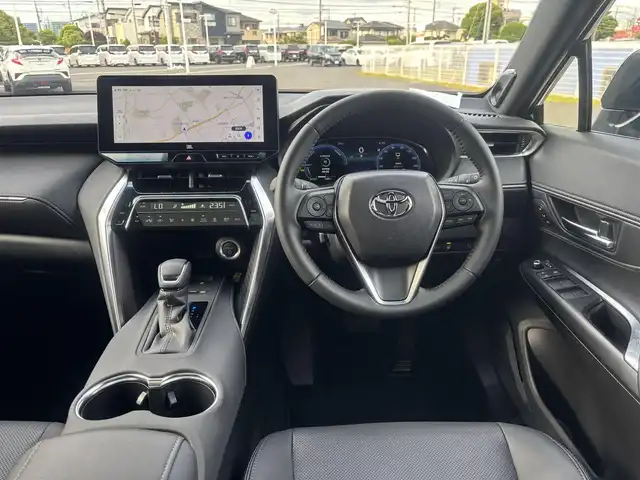 トヨタ ハリアー ハイブリッド Z レザーパッケージ 千葉県 2025(令7)年 0.2万km ブラック モデリスタエアロ(F/S/R)/調光パノラマルーフ/純正メーカーOP12.3インチディスプレイオーディオ/ナビキットあり/JBLプレミアムサウンドシステム/(フルセグTV/BT/FM/AM)/デジタルインナーミラー/全周囲カメラ/置くだけ充電/HUD/電動リアゲート/トヨタセーフティセンス/・レーンキープアシスト/・プリクラッシュセーフティ/・ハイビームアシスト/・レーダークルーズコントロール/ハーフレザーシート/ビルトインETC2.0/前後ドライブレコーダー/LEDオートヘッドライト/フォグランプ/ウィンカーミラー/電動格納ミラー/純正19インチAW/シートヒーター/エアシート/シートリフター/ステアリングヒーター/プッシュスタート/スマートキー