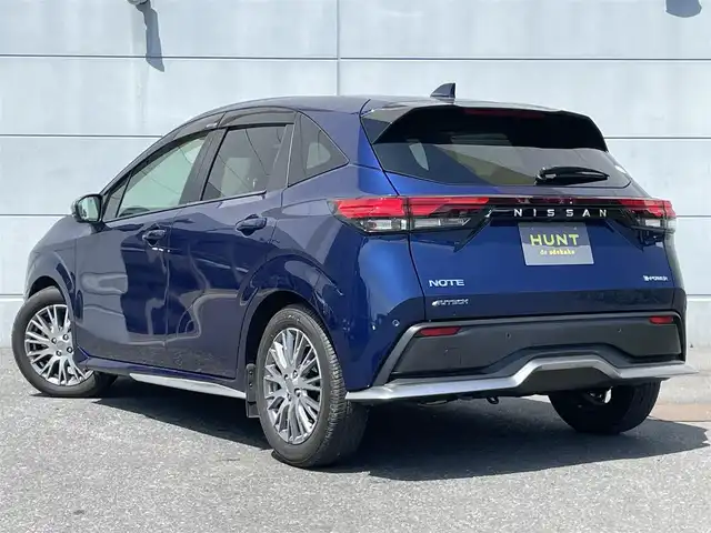 日産 ノート オーテック 千葉県 2021(令3)年 2.8万km オーロラフレアブルーパール プロパイロット/　衝突軽減ブレーキ/レーンキープアシスト/　レーダークルーズコントロール/オートハイビーム/　クリアランスソナー/ブラインドスポットモニター/メーカー純正コネクトナビ/　フルセグ/BT/USB/カープレイ/アラウンドビューモニター/デジタルインナーミラー/ステアリングスイッチ/ETC/ワイヤレス充電/レザーシート(黒/青)/電動パーキングブレーキ/LEDヘッドライト/オートライト/フォグライト/スマートキー/プッシュスタート/オーテック16インチAW/純正フロアマット/電動格納ミラー/アイドリングストップ