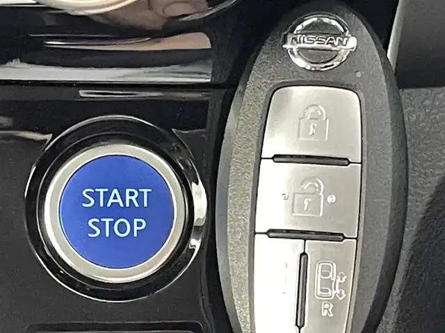 日産 セレナ e－パワー ハイウェイスター V 熊本県 2020(令2)年 4万km マルーンレッド 2トーン 純正10インチナビ（ＣＤ・ＤＶＤ・フルセグ・ＢＴ）/全周囲カメラ　/純正フリップダウンモニター　/純正前後ドライブレコーダー　/ビルトインＥＴＣ　/両側パワースライドドア　/前後クリアランスソナー/インテリジェントパーキングアシスト　/プロパイロット/車線逸脱警報/車線逸脱防止支援システム/ブラインドスポットモニター/標識認識機能/ふらつき警報機能/オートハイビーム/ステアリングヒーター/純正16インチAW/オートライト/LEDヘッドライト/フォグランプ/スマートキー/プッシュスタート