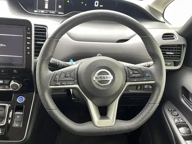 日産 セレナ e－パワー ハイウェイスター V 熊本県 2020(令2)年 4万km マルーンレッド 2トーン 純正10インチナビ（ＣＤ・ＤＶＤ・フルセグ・ＢＴ）/全周囲カメラ　/純正フリップダウンモニター　/純正前後ドライブレコーダー　/ビルトインＥＴＣ　/両側パワースライドドア　/前後クリアランスソナー/インテリジェントパーキングアシスト　/プロパイロット/車線逸脱警報/車線逸脱防止支援システム/ブラインドスポットモニター/標識認識機能/ふらつき警報機能/オートハイビーム/ステアリングヒーター/純正16インチAW/オートライト/LEDヘッドライト/フォグランプ/スマートキー/プッシュスタート