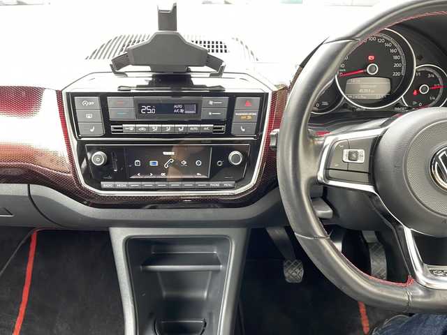 フォルクスワーゲン アップ ＧＴＩ 埼玉県 2019(令1)年 4.6万km 白 登録時45352km/純正オーディオ/BT/CD/AM/FM/バックカメラ/シティエマージェンシーブレーキ/横滑り防止装置/アイドリングストップ/コーナーセンサー/前後ドライブレコーダー/ETC/シートヒーター（D＋N席）/革巻きハンドル/ステアリングリモコン/オートライト/ヘッドライトレベライザー/純正フロアマット/純正リアスポイラー/純正LEDヘッドライト/フォグランプ/純正17インチアルミホイール/ウィンカーミラー/キーレス×2/保証書/取説