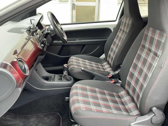 フォルクスワーゲン アップ ＧＴＩ 埼玉県 2019(令1)年 4.6万km 白 登録時45352km/純正オーディオ/BT/CD/AM/FM/バックカメラ/シティエマージェンシーブレーキ/横滑り防止装置/アイドリングストップ/コーナーセンサー/前後ドライブレコーダー/ETC/シートヒーター（D＋N席）/革巻きハンドル/ステアリングリモコン/オートライト/ヘッドライトレベライザー/純正フロアマット/純正リアスポイラー/純正LEDヘッドライト/フォグランプ/純正17インチアルミホイール/ウィンカーミラー/キーレス×2/保証書/取説