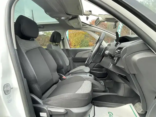 シトロエン グランドＣ４ピカソ シャイン ブルーHDi 埼玉県 2017(平29)年 6.8万km 白 ガラスルーフ/ディーゼルターボ/純正ナビ/３６０度カメラ/前後ドラレコ/パーキングアシスト/クリアランスソナー/パワーバックドア/ＢＳＭ/アクティブクルーズコントロール/衝突軽減ブレーキ/純正１７インチアルミ/プッシュスタート/保証書付整備手帳/取扱説明書