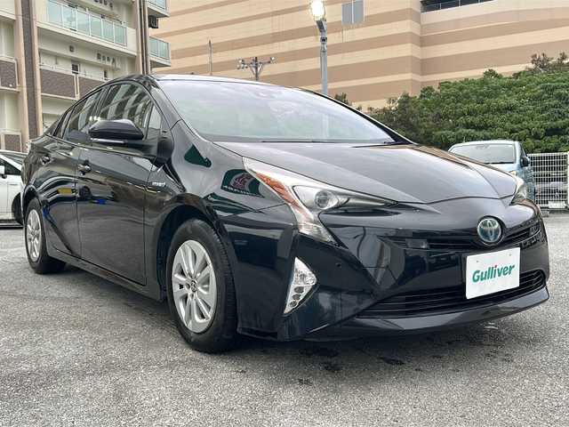 トヨタ プリウス Sセーフティプラス 沖縄県 2017(平29)年 9.5万km アティチュードブラックマイカ ナビ　/（ＡＭ／ＦＭ／ＣＤ／ＤＶＤ／ＢＴ）　/バックモニター　/フルセグＴＶ　/コーナーセンサー　/レーンキープアシスト　/クルーズコントロール　/衝突軽減システム　/オートライト　/純正フロアマット　/ＥＴＣ/LEDヘッドライト/スマートキー/横滑り防止