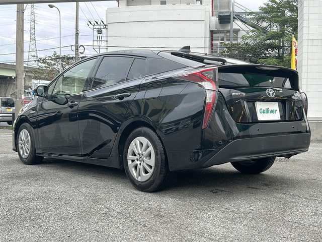トヨタ プリウス Sセーフティプラス 沖縄県 2017(平29)年 9.5万km アティチュードブラックマイカ ナビ　/（ＡＭ／ＦＭ／ＣＤ／ＤＶＤ／ＢＴ）　/バックモニター　/フルセグＴＶ　/コーナーセンサー　/レーンキープアシスト　/クルーズコントロール　/衝突軽減システム　/オートライト　/純正フロアマット　/ＥＴＣ/LEDヘッドライト/スマートキー/横滑り防止