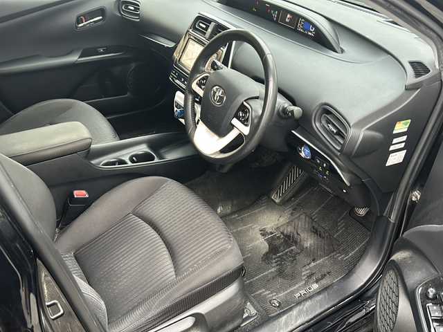 トヨタ プリウス Sセーフティプラス 沖縄県 2017(平29)年 9.5万km アティチュードブラックマイカ ナビ　/（ＡＭ／ＦＭ／ＣＤ／ＤＶＤ／ＢＴ）　/バックモニター　/フルセグＴＶ　/コーナーセンサー　/レーンキープアシスト　/クルーズコントロール　/衝突軽減システム　/オートライト　/純正フロアマット　/ＥＴＣ/LEDヘッドライト/スマートキー/横滑り防止