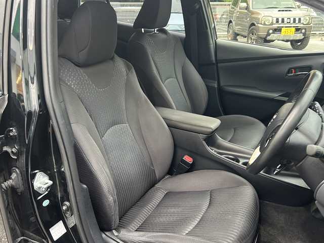 トヨタ プリウス Sセーフティプラス 沖縄県 2017(平29)年 9.5万km アティチュードブラックマイカ ナビ　/（ＡＭ／ＦＭ／ＣＤ／ＤＶＤ／ＢＴ）　/バックモニター　/フルセグＴＶ　/コーナーセンサー　/レーンキープアシスト　/クルーズコントロール　/衝突軽減システム　/オートライト　/純正フロアマット　/ＥＴＣ/LEDヘッドライト/スマートキー/横滑り防止