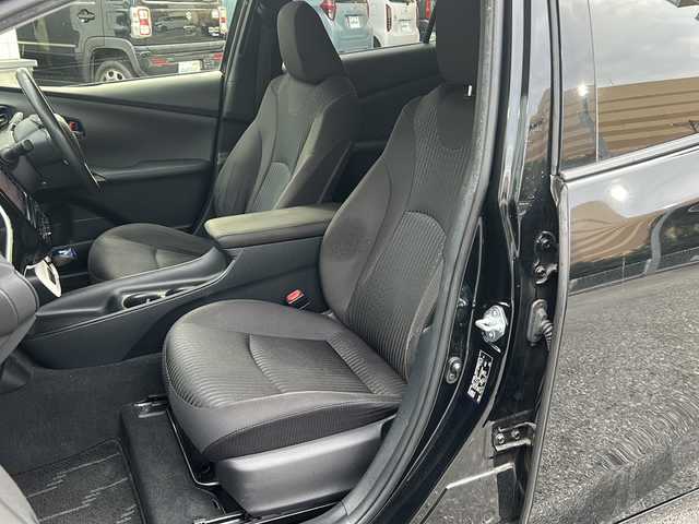 トヨタ プリウス Sセーフティプラス 沖縄県 2017(平29)年 9.5万km アティチュードブラックマイカ ナビ　/（ＡＭ／ＦＭ／ＣＤ／ＤＶＤ／ＢＴ）　/バックモニター　/フルセグＴＶ　/コーナーセンサー　/レーンキープアシスト　/クルーズコントロール　/衝突軽減システム　/オートライト　/純正フロアマット　/ＥＴＣ/LEDヘッドライト/スマートキー/横滑り防止