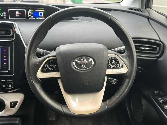 トヨタ プリウス Sセーフティプラス 沖縄県 2017(平29)年 9.5万km アティチュードブラックマイカ ナビ　/（ＡＭ／ＦＭ／ＣＤ／ＤＶＤ／ＢＴ）　/バックモニター　/フルセグＴＶ　/コーナーセンサー　/レーンキープアシスト　/クルーズコントロール　/衝突軽減システム　/オートライト　/純正フロアマット　/ＥＴＣ/LEDヘッドライト/スマートキー/横滑り防止