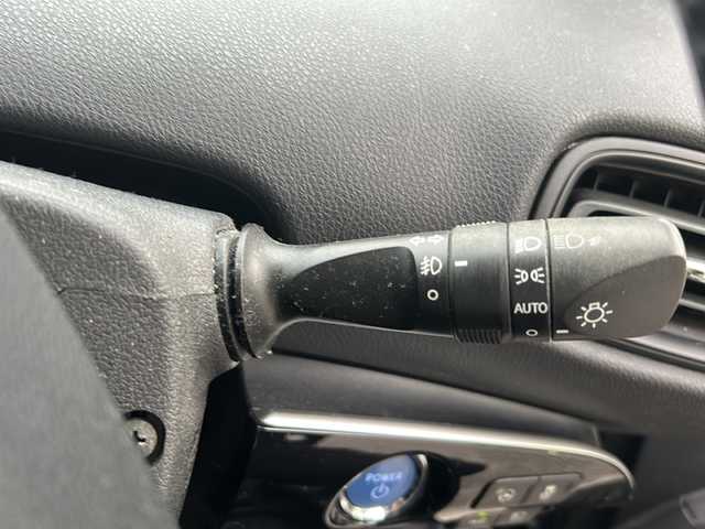 トヨタ プリウス Sセーフティプラス 沖縄県 2017(平29)年 9.5万km アティチュードブラックマイカ ナビ　/（ＡＭ／ＦＭ／ＣＤ／ＤＶＤ／ＢＴ）　/バックモニター　/フルセグＴＶ　/コーナーセンサー　/レーンキープアシスト　/クルーズコントロール　/衝突軽減システム　/オートライト　/純正フロアマット　/ＥＴＣ/LEDヘッドライト/スマートキー/横滑り防止