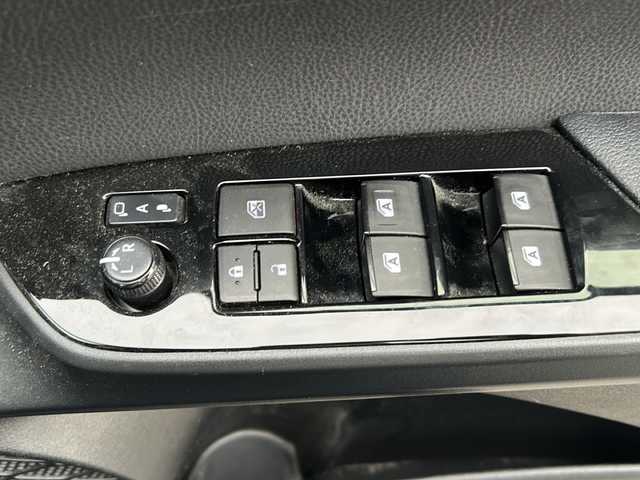 トヨタ プリウス Sセーフティプラス 沖縄県 2017(平29)年 9.5万km アティチュードブラックマイカ ナビ　/（ＡＭ／ＦＭ／ＣＤ／ＤＶＤ／ＢＴ）　/バックモニター　/フルセグＴＶ　/コーナーセンサー　/レーンキープアシスト　/クルーズコントロール　/衝突軽減システム　/オートライト　/純正フロアマット　/ＥＴＣ/LEDヘッドライト/スマートキー/横滑り防止