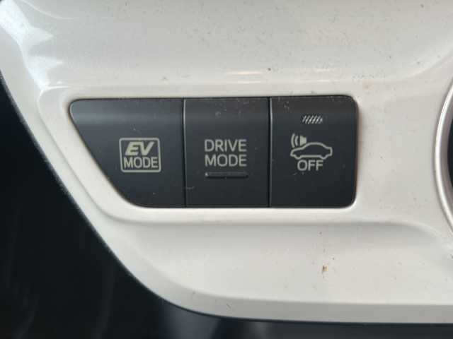 トヨタ プリウス Sセーフティプラス 沖縄県 2017(平29)年 9.5万km アティチュードブラックマイカ ナビ　/（ＡＭ／ＦＭ／ＣＤ／ＤＶＤ／ＢＴ）　/バックモニター　/フルセグＴＶ　/コーナーセンサー　/レーンキープアシスト　/クルーズコントロール　/衝突軽減システム　/オートライト　/純正フロアマット　/ＥＴＣ/LEDヘッドライト/スマートキー/横滑り防止