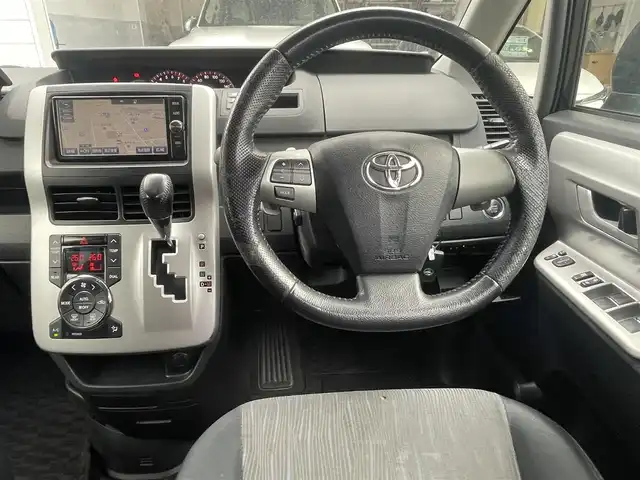トヨタ ノア Si 島根県 2010(平22)年 17.9万km 黒 純正ナビ　/フルセグ　/ＤＶＤ再生　/Ｂｌｕｅｔｏｏｔｈ　/バックカメラ　/両側パワースライド　/ビルトインＥＴＣ　/スマートキー　/プッシュスタート　/純正フロアマット