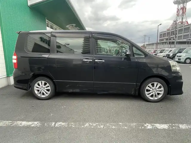 トヨタ ノア Si 島根県 2010(平22)年 17.9万km 黒 純正ナビ　/フルセグ　/ＤＶＤ再生　/Ｂｌｕｅｔｏｏｔｈ　/バックカメラ　/両側パワースライド　/ビルトインＥＴＣ　/スマートキー　/プッシュスタート　/純正フロアマット