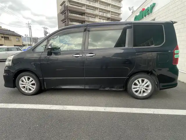 トヨタ ノア Si 島根県 2010(平22)年 17.9万km 黒 純正ナビ　/フルセグ　/ＤＶＤ再生　/Ｂｌｕｅｔｏｏｔｈ　/バックカメラ　/両側パワースライド　/ビルトインＥＴＣ　/スマートキー　/プッシュスタート　/純正フロアマット