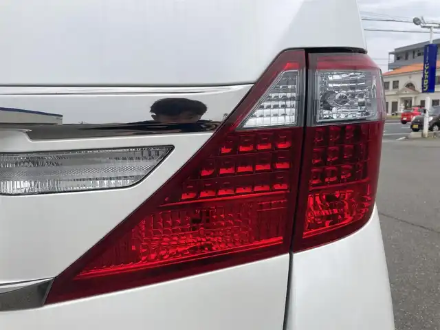 トヨタ ヴェルファイア 2．4Z 和歌山県 2012(平24)年 11.1万km ホワイトパールクリスタルシャイン (株)IDOMが運営する【じしゃロン和歌山店】の自社ローン専用車両になります。こちらは現金またはオートローンご利用時の価格です。自社ローンご希望の方は別途その旨お申付け下さい/【じしゃロン個店占有の為　落札禁止】/純正HDDナビ/(NHZN-X62G)/(CD.DVD.HDD.フルセグ.Bluetooth)/バックカメラ/EONONフリップダウンモニター/両側パワースライドドア/ミラー型ドライブレコーダー/コーナーセンサー/アドミレーションリアスポイラー/HKSエアクリーナー/シルクブレイズドアトリム・フロアマット/ボンネットダンパー/車高調/社外カスタマイズ/ヘッドライト・テールライト・ミラー・マフラー/ホット・クールボックス/スカッフプレート/シートカバー