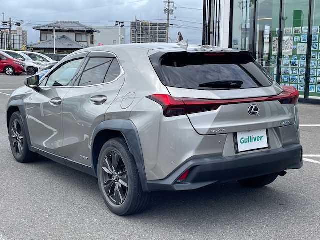 レクサス ＵＸ 250h バージョンC 長崎県 2019(令1)年 6.7万km ソニックチタニウム 純正メーカーナビ/CD/DVD/BT/USB/フルセグTV/バックカメラ/プリクラッシュセーフティ/レーダークルーズコントロール/レーンキープアシスト/合皮シート/前席パワーシート/D席メモリーシート/前席シートヒーター/ステアリングヒーター/パワーバックドア/後席USB/オートハイビーム/LEDヘッドライト/ドライブレコーダー前後/ビルトインETC/スマートキー×2