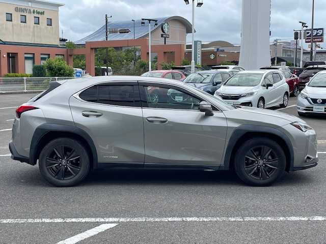 レクサス ＵＸ 250h バージョンC 長崎県 2019(令1)年 6.7万km ソニックチタニウム 純正メーカーナビ/CD/DVD/BT/USB/フルセグTV/バックカメラ/プリクラッシュセーフティ/レーダークルーズコントロール/レーンキープアシスト/合皮シート/前席パワーシート/D席メモリーシート/前席シートヒーター/ステアリングヒーター/パワーバックドア/後席USB/オートハイビーム/LEDヘッドライト/ドライブレコーダー前後/ビルトインETC/スマートキー×2