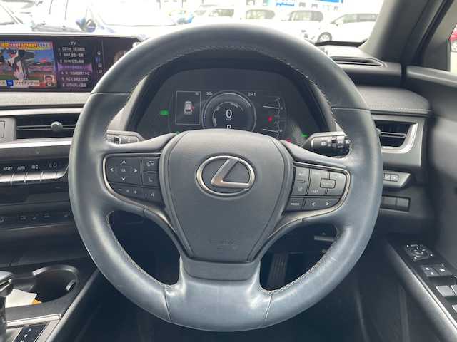 レクサス ＵＸ 250h バージョンC 長崎県 2019(令1)年 6.7万km ソニックチタニウム 純正メーカーナビ/CD/DVD/BT/USB/フルセグTV/バックカメラ/プリクラッシュセーフティ/レーダークルーズコントロール/レーンキープアシスト/合皮シート/前席パワーシート/D席メモリーシート/前席シートヒーター/ステアリングヒーター/パワーバックドア/後席USB/オートハイビーム/LEDヘッドライト/ドライブレコーダー前後/ビルトインETC/スマートキー×2