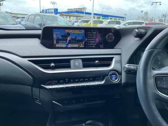 レクサス ＵＸ 250h バージョンC 長崎県 2019(令1)年 6.7万km ソニックチタニウム 純正メーカーナビ/CD/DVD/BT/USB/フルセグTV/バックカメラ/プリクラッシュセーフティ/レーダークルーズコントロール/レーンキープアシスト/合皮シート/前席パワーシート/D席メモリーシート/前席シートヒーター/ステアリングヒーター/パワーバックドア/後席USB/オートハイビーム/LEDヘッドライト/ドライブレコーダー前後/ビルトインETC/スマートキー×2