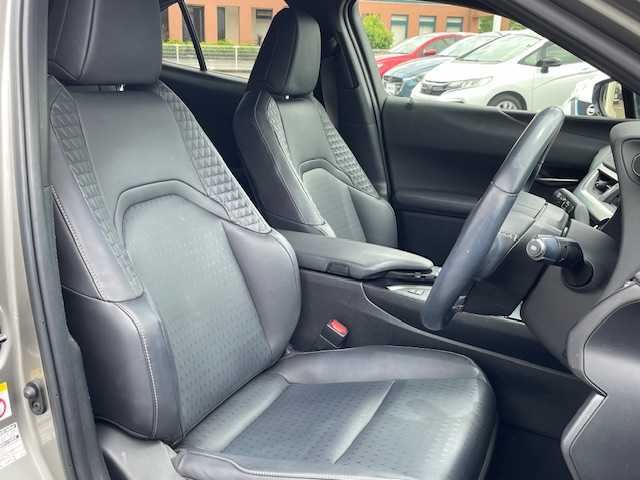 レクサス ＵＸ 250h バージョンC 長崎県 2019(令1)年 6.7万km ソニックチタニウム 純正メーカーナビ/CD/DVD/BT/USB/フルセグTV/バックカメラ/プリクラッシュセーフティ/レーダークルーズコントロール/レーンキープアシスト/合皮シート/前席パワーシート/D席メモリーシート/前席シートヒーター/ステアリングヒーター/パワーバックドア/後席USB/オートハイビーム/LEDヘッドライト/ドライブレコーダー前後/ビルトインETC/スマートキー×2