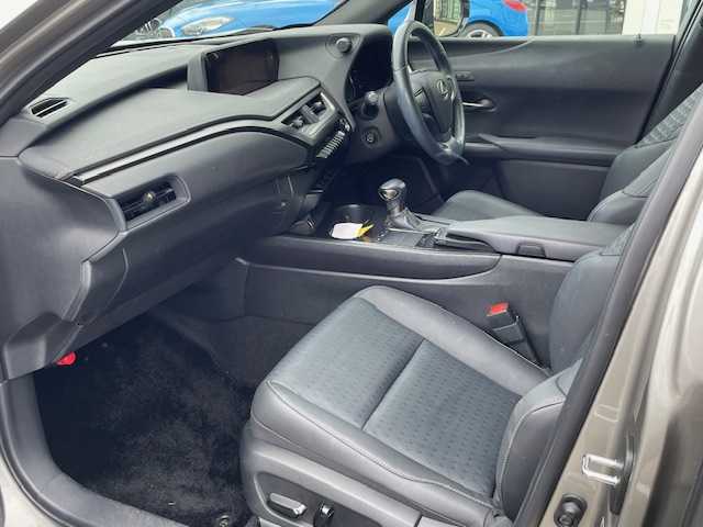 レクサス ＵＸ 250h バージョンC 長崎県 2019(令1)年 6.7万km ソニックチタニウム 純正メーカーナビ/CD/DVD/BT/USB/フルセグTV/バックカメラ/プリクラッシュセーフティ/レーダークルーズコントロール/レーンキープアシスト/合皮シート/前席パワーシート/D席メモリーシート/前席シートヒーター/ステアリングヒーター/パワーバックドア/後席USB/オートハイビーム/LEDヘッドライト/ドライブレコーダー前後/ビルトインETC/スマートキー×2