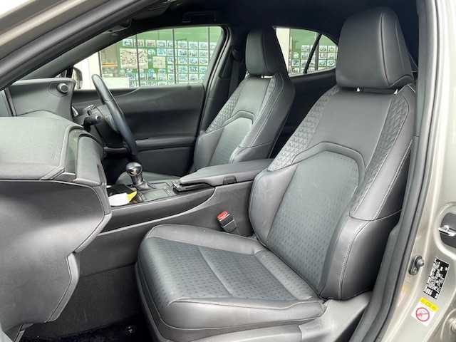 レクサス ＵＸ 250h バージョンC 長崎県 2019(令1)年 6.7万km ソニックチタニウム 純正メーカーナビ/CD/DVD/BT/USB/フルセグTV/バックカメラ/プリクラッシュセーフティ/レーダークルーズコントロール/レーンキープアシスト/合皮シート/前席パワーシート/D席メモリーシート/前席シートヒーター/ステアリングヒーター/パワーバックドア/後席USB/オートハイビーム/LEDヘッドライト/ドライブレコーダー前後/ビルトインETC/スマートキー×2