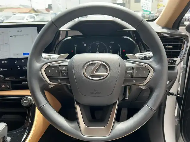 レクサス ＮＸ 450h+ バージョンL 兵庫県 2023(令5)年 1.2万km ソニッククォーツ ワンオーナー/サンルーフ/プレミアムサウンド(mark Levinson)/純正14インチディスプレイオーディオ/フルセグTV/全周囲カメラ/ETC2.0/衝突軽減ブレーキ/レーダークルーズコントロール/前後コーナーセンサー/ブラインドスポットモニター/デジタルインナーミラー/ドライブレコーダー/パーキングアシスト/パドルシフト/LEDヘッドライト/オートライト/オートハイビーム/フォグランプ/茶革レザーシート/全席シートヒーター/前席エアーシート/前席パワーシートメモリ/パワーシートメモリ機能3/ステアリングヒーター/ステアリングリモコン/革巻きステアリング/電動リアゲート/電動パーキングブレーキ/オートホールド/AC100V/スマートキー/スペアキー×2/電動格納ミラー/オートリトラミラー/純正フロアマット/純正アルミ20インチ/取扱説明書・保証書