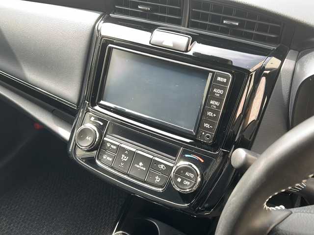 トヨタ カローラ フィールダー 1．5G ダブルバイビー 兵庫県 2019(平31)年 7.2万km ホワイトパールクリスタルシャイン 純正メーカーSDナビ/　Bluetooth/AUX/CD/AM/FM/純正ビルトインETC/バックカメラ/アイドリングストップ/アンチロック・ブレーキ・システム/レーンキープアシスト/盗難防止装置/横滑り防止装置/前後コーナーセンサー/オートマチックハイビーム/パワーステアリング/パワーウィンドウ/エアバッグ（W+サイド）/カーテンエアバッグ/純正フロアマット/純正アルミホイール/LEDヘッドライト/プッシュスタート/スマートキー/スペアキー（１本）/保証書/取扱説明書