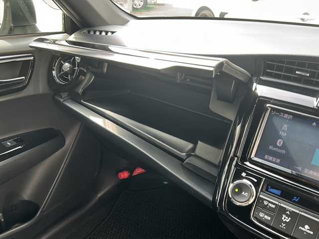 トヨタ カローラ フィールダー 1．5G ダブルバイビー 兵庫県 2019(平31)年 7.2万km ホワイトパールクリスタルシャイン 純正メーカーSDナビ/　Bluetooth/AUX/CD/AM/FM/純正ビルトインETC/バックカメラ/アイドリングストップ/アンチロック・ブレーキ・システム/レーンキープアシスト/盗難防止装置/横滑り防止装置/前後コーナーセンサー/オートマチックハイビーム/パワーステアリング/パワーウィンドウ/エアバッグ（W+サイド）/カーテンエアバッグ/純正フロアマット/純正アルミホイール/LEDヘッドライト/プッシュスタート/スマートキー/スペアキー（１本）/保証書/取扱説明書