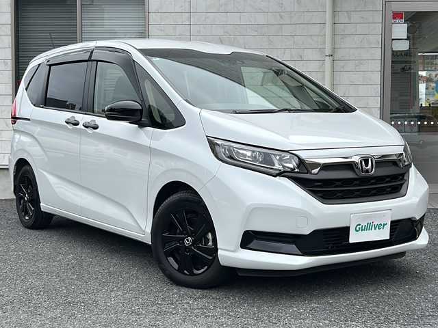 ホンダ フリード ハイブリット G ブラックスタイル 埼玉県 2022(令4)年 2.1万km プラチナホワイトパール 純正ナビ　/フルセグ/DVD/CD/BT/SD/USB/FM/AM/ビルトインＥＴＣ　/前後ドライブレコーダー　/前席シートヒーター　/バックカメラ　/ＡＣＣ　/両側パワースライドドア　/衝突軽減システム　/レーンキープアシスト　/ステアリングスイッチ/スマートキー２本　/保証書　/取扱説明書